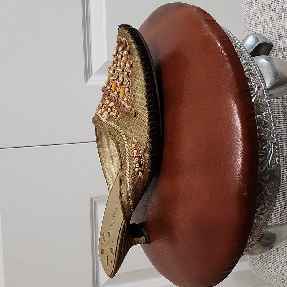 APOSTROPHE JOLLIN BEADED & COMFORTABLE TAN MULES Sz 7.5 Excellent Condition